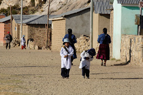 Deux petites qui partent pour l'Ã©cole - Lac Titicaca