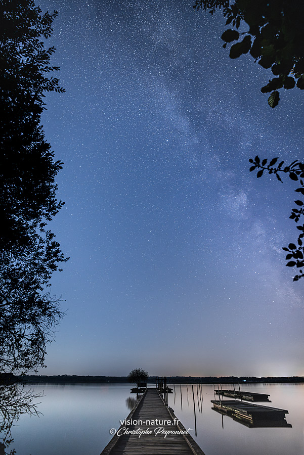 Cliquer pour agrandir la photo Le ponton d'Azur sous les étoiles