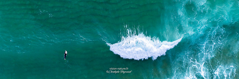surfeur dans les vagues depuis le ciel