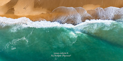 Cliquer pour agrandir la photo jeu de vagues sur la plage et surfeur depuis le ciel - photo semi-panoramique