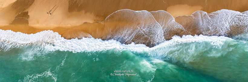 Vue aérienne d'une plage de la Côte Landaise avec vagues et surfeurs