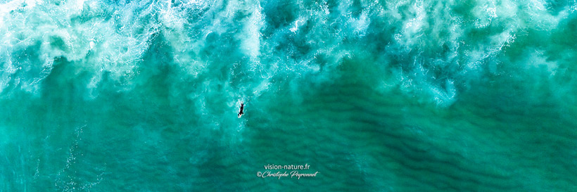 surfeur dans les vagues depuis le ciel - vue panoramique