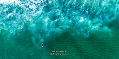 Cliquer pour agrandir la photo surfeur dans les vagues depuis le ciel - photo semi-panoramique