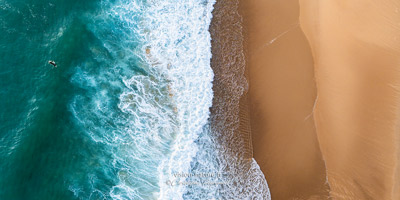 Cliquer pour agrandir la photo Vue aérienne de vagues déferlant sur une plage de sable