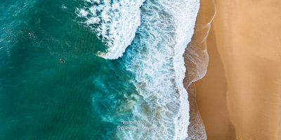Cliquer pour agrandir la photo jeu de vagues sur la plage depuis le ciel - photo semi-panoramique