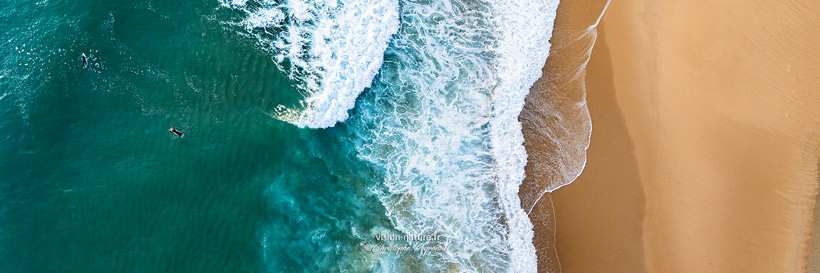 Vue aérienne d'une plage de la Côte Landaise avec vagues et surfeurs