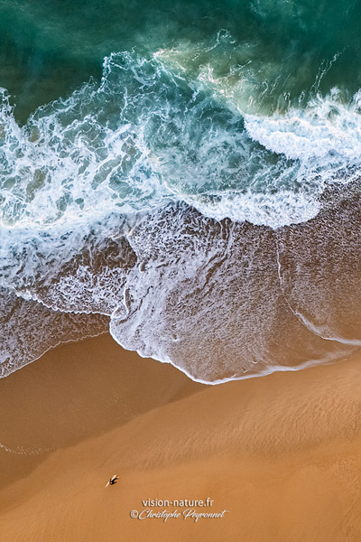 jeu de vagues sur la plage et surfeur depuis le ciel - photo verticale