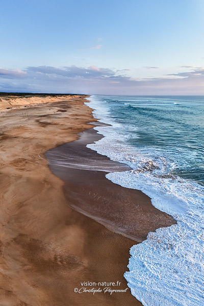 Grande plage des Landes et vagues depuis  le ciel