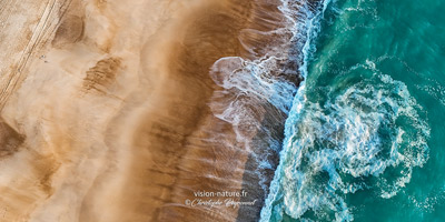 Cliquer pour agrandir la photo jeu de vagues sur la plage depuis le ciel