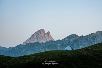 Bivouac au lac du Montagnon avec l'Ossau en arrière-plan