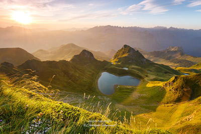 Lever du jour sur le lac du Montagnon - Entre la vallée d'Aspe et la vallée d'Ossau