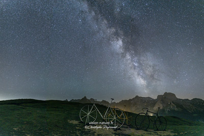Les vélos du col d'Aubisque sous les étoiles, avec le pic du Ger en arrière-plan
