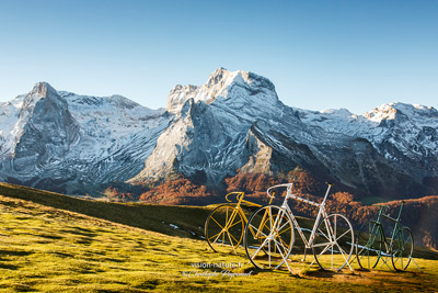 Les vélos du col d'Aubisque avec le pic du Ger en arrière-plan