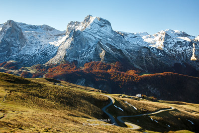 Le pic du Ger à l'automne avec la route montant au col d'Aubisque