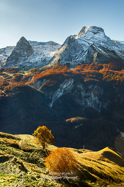 le pic du Ger à l'automne, en montant au col d'Aubisque